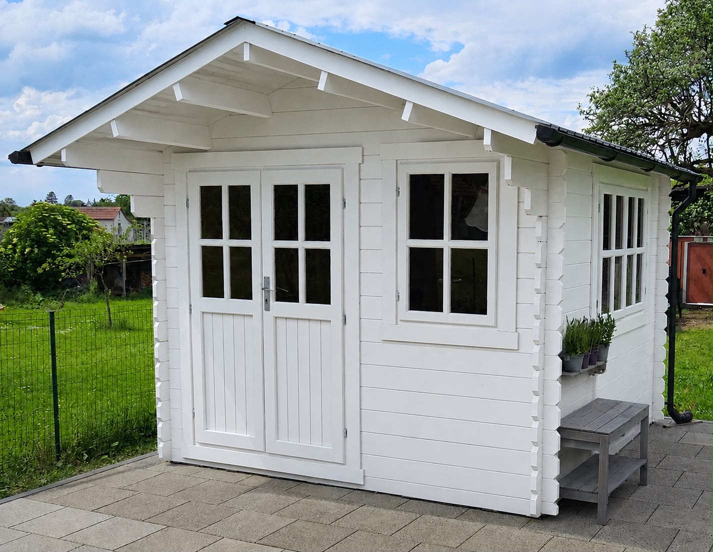 Gartenhaus in Weiß lackiert — FB Malerarbeit