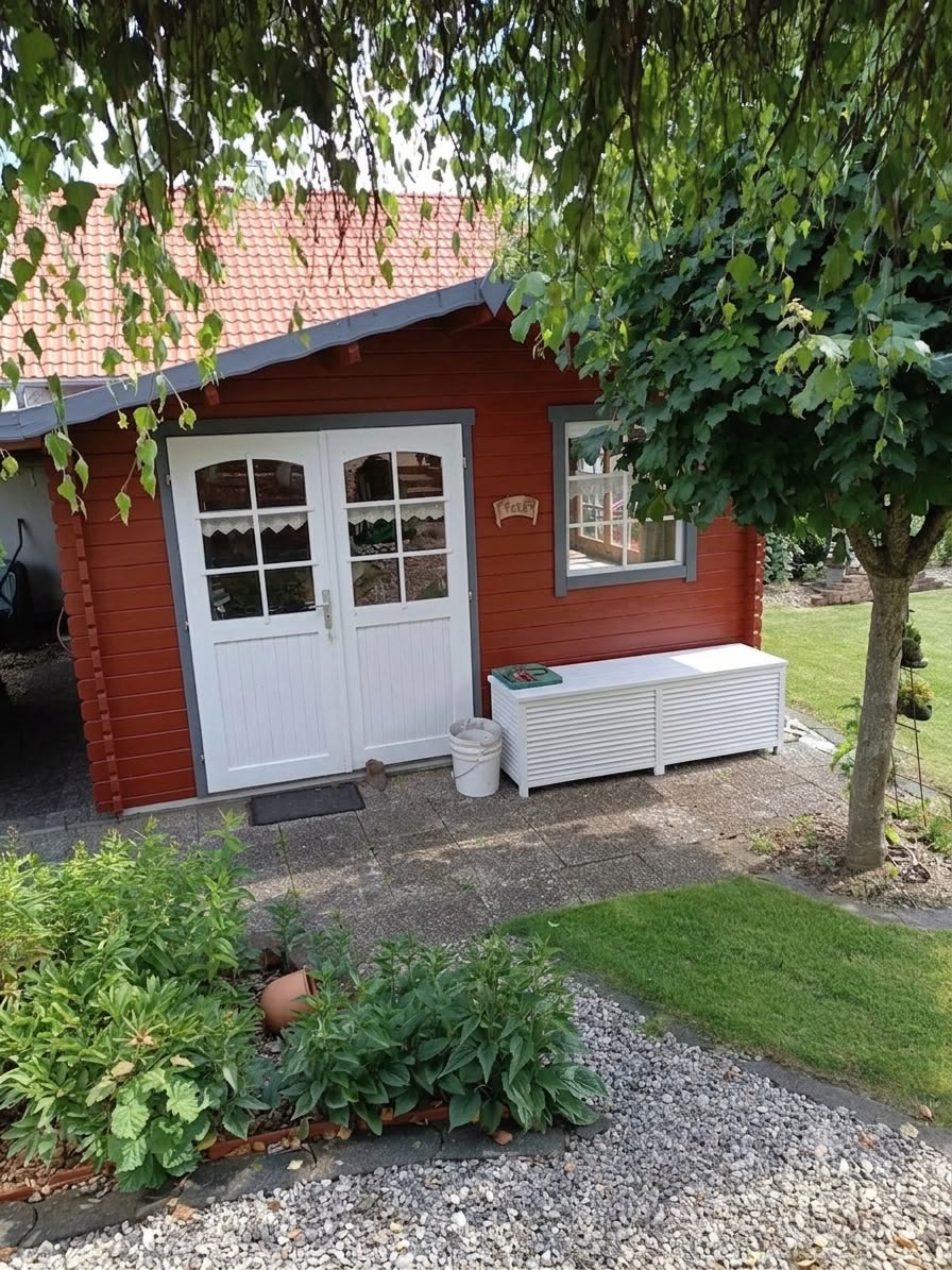 Gartenhaus in Rot und Grau gestrichen — FB Malerarbeit