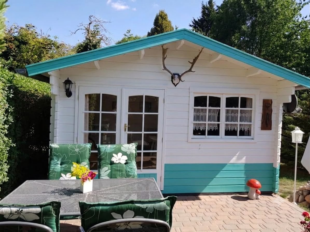 Gartenhaus in Weiß und Türkis gestaltet — FB Malerarbeit